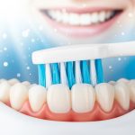 ¿Cepillarse con fuerza es más efectivo? 2 Cepillarse los dientes fuerte