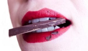 Descubre los beneficios del chocolate negro para tu boca