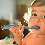 Cómo cepillar los dientes de un bebé